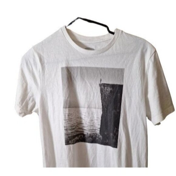 Old Navy Men's T-Shirt White Small Graphic Man Ontop of Cliff Looking Over Wqter - Picture 2 of 5